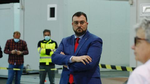 El presidente del Principado, Adri�n Barb�n, durante su visita la unidad de hospitalizaci�n instalada en el pabell�n central del recinto ferial Luis Adaro, en Gij�n