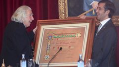 Momento de la entrega del pergamino que distingue a Gonz�lez Collado como Hijo Predilecto de Ferrol