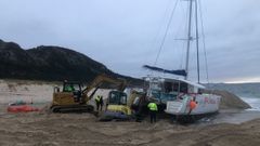 Rescate del catamar�n Lucky Cat en la playa de Area Maior de Louro