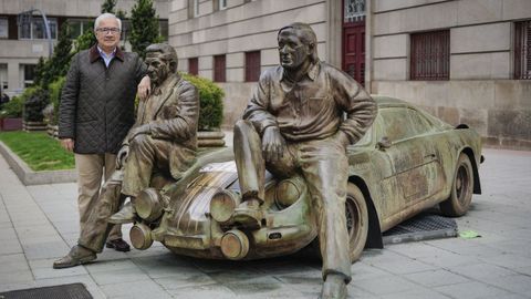 Lan Reverter, apoyado sobre la estatua de su padre Estanislao Reverter en el centro de Ourense