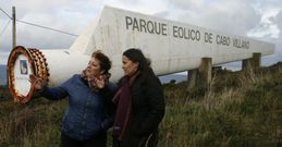 Las nacionalistas Ilva Carril y Ana Miranda, ayer por la ma�ana en la entrada del parque. 