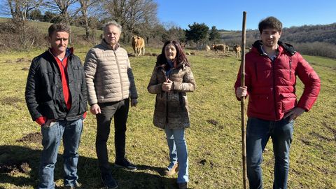 El alcalde de Samos, Julio Gallego, ayer en una visita de la subdelegada del Gobierno