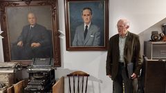 El actual presidente, Enrique S�ez, posa con los retratos de sus antepasados, donde tambi�n se guardan m�quinas de escribir y maquinaria antigua de la sociedad, en la planta de Pocomaco (A Coru�a)