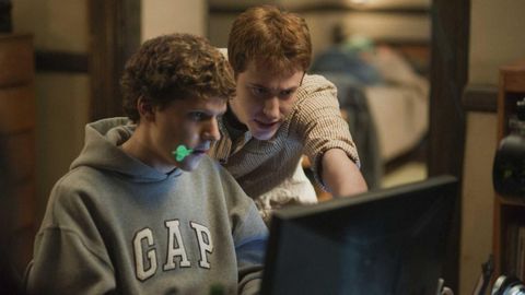 Jesse Eisenberg da vida a Mark Zucerberg en la pel&iacute;cula