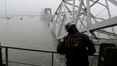 Investigadores del Junta Nacional de Seguridad en el Transporte (NTSB), en el puente del portacontenedores Dali.