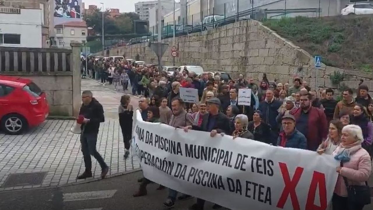 Los vecinos protestan por el cierre «sine die» de la piscina de Teis