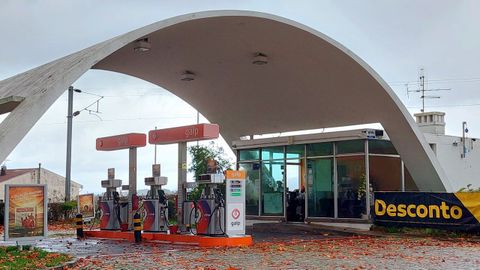 Imagen de una gasolinera de Portugal anunciando ya con un gran cartel la puesta en marcha del descuento 
