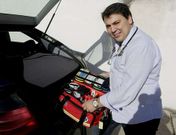 El facultativo ferrolano, con parte del instrumental que lleva a los partidos. 