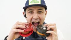 Lois posa con dos de las hamburguesas que vende en Carnicer�a de Pueblo