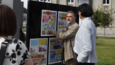 Miguelanxo Prado, con una de las obras de Mauro Entrialgo