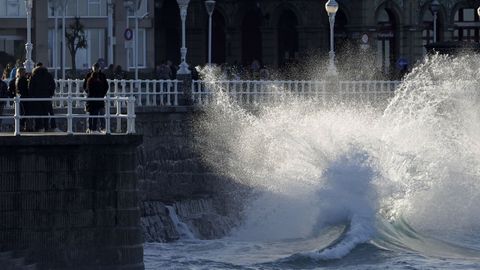 Fuerte oleaje rompiendo contra el muro de la playa de San Lorenzo 