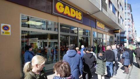 Aglomeraciones a las puertas de un supermercado de la Avenida de la Corua