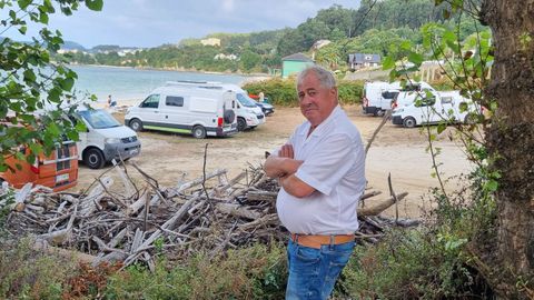 El alcalde de O Vicedo, Jes�s Novo, en Arealonga, una de las zonas que m�s saturaci�n de autocaravanas present� este verano.