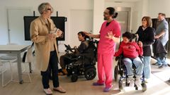 El pianista James Rhodes visita el centro Princesa Letizia