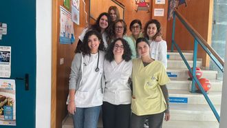 Zara González (en el centro) y Nerea Sánchez (izquierda) han conseguido con la ayuda de sus compañeros revolucionar el centro de salud y ganarse la confianza de los enfermos