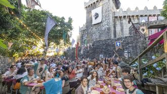 Cena medieval celebrada en el foso del castillo de Vimianzo en la antesala del Asalto