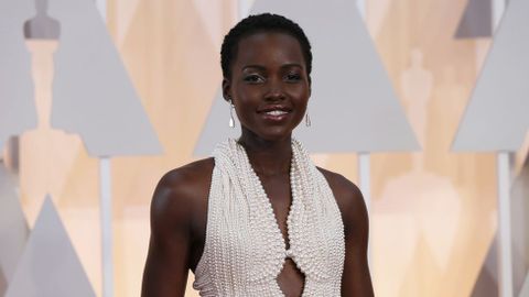  Lupita Nyong'o con un vestido de ms de 6000 perlas de Calvin Klein