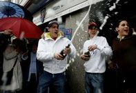Los ferrolanos celebraron en el 2007 el primer premio de la lotera del Nio.