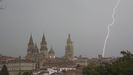 La fuerza del temporal en Santiago: un rayo cae a escasos metros de la Catedral