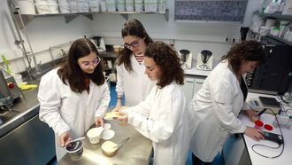 parte del equipo de I+D+i de Quescrem hace pruebas de untabilidad con algunos de sus quesos crema