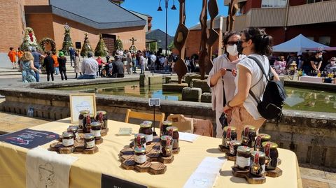 La Festa dos Maios de O Barco incluy una feria de artesana