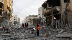 Un rescatador en Gaza tras un ataque a�reo israel�