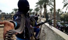 Hombres armados hacen guardia en Ramadi, una de las ciudades golpeadas por Al Qaida.