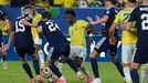 Vin�cius, MVP en los tres partidos de Brasil, rodeado por futbolistas escoceses.