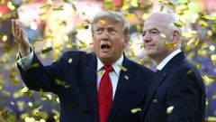 Donald Trump, presidente de los Estados Unidos, y Gianni Infantino, su hom�logo en la FIFA, departen tras la final del Mundial.