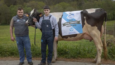 Iv�n e Iker Garc�a, posan con O rubio King Doc Barnei, otra de las vacas vencedoras en Moexmu