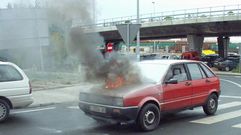 Imagen de archivo. Incendio de un coche en el a�o 2.000 en una calle de A Coru�a. 
