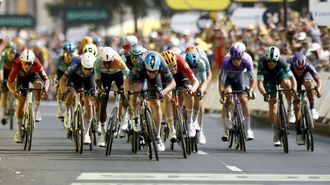 El ciclista belga�Tim Merlier (centro), del Soudal Quick-Step, en el momento de ganar el esprint en Burdeos.
