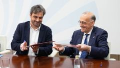 El vicepresidente segundo, Diego Calvo, junto al rector de la Universidad de Vigo, Manuel Reigosa, presentando la iniciativa