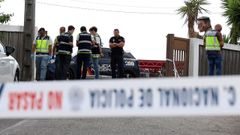 Agentes de la Polic�a Nacional, inspeccionando el lugar tras la multitudinaria reyerta que acab� con un fallecido en Artes el pasado julio.