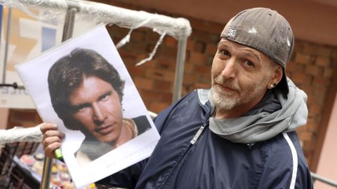 Rojo con el retrato de Harrison Ford como Han Solo. 