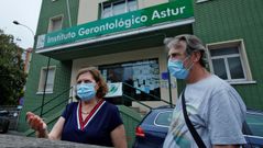Familiares de ancianos que viven en la residencia El Carmen, en Gij�n, esperan en la entrada