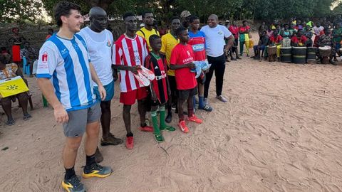 Entrega de equipaciones de la Costa da Morte al Bijagos FC