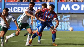 Fabio en un duelo con Gio Zarfino, que fue sustituido a los nueve minutos por lesi�n.