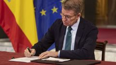 Alberto Núñez Feijoo firma el Plan de calidad institucional que propone el PP para España