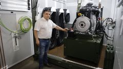 Jorge Barcia, CEO de Cabager, con una de las plantas de energ�a que fabrican para el �mbito militar