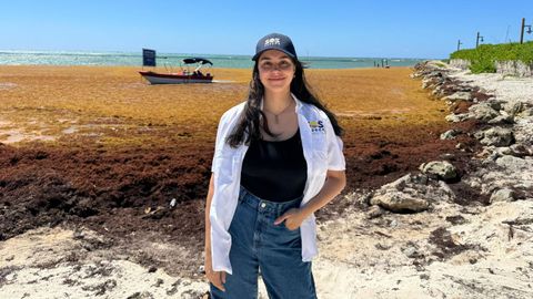 Elena Mart�nez en una playa llena de sargazo en la Rep�blica Dominicana