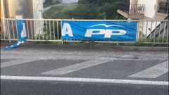 As� fue el momento en el que rajaron la pancarta del PP de Poio