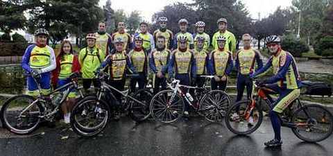 Los componentes del Club Ciclista Riazor, momentos antes de participar en el D�a de la Bicicleta de Radio Voz.