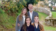 Los Reyes eligen una foto junto a sus hijas en Valdesoto para felicitar este ao la Navidad