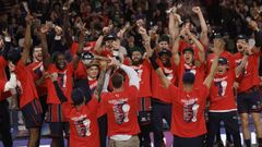 Los jugadores del Baskonia, levantando el t�tulo de la Copa del Rey tras derrotar al Real Madrid en la final.