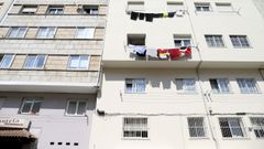 Vista trasera de los edificios, en los que se habilitaron viviendas en los stanos. Las tres que dan hacia Triacastela tienen ventanas. El piso, donde se ve la ropa colgada, corresponde con el primer piso del edificio que queda al nivel de la calle Concheiros