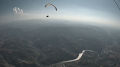 Un parapente que toma parte en la competici�n sobrevolando el curso del Sil