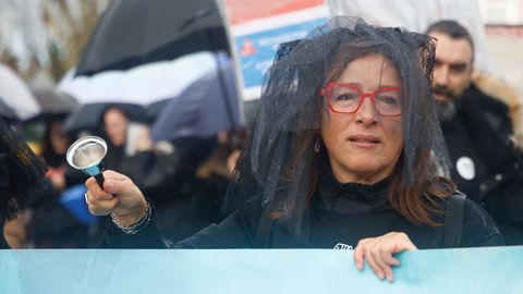 Teresa Carballido, de CIG-Ensino, en la �marcha f�nebre� por la educaci�n p�blica en Ferrol.