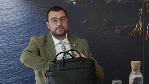 El presidente del Principado de Asturias, Adrián Barbón, preside la reunión del Consejo de Gobierno