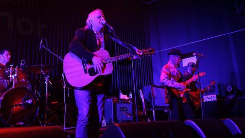 Santi Santos, en un concierto de Los Limones en Santiago, la ciudad donde pas los mejores aos de vida, dice, estudiando entre 1982 y 1987 en la facultad de Historia del Arte, donde conoci a Jos Manuel Garca Iglesias (su profesor y ahora tambin letrista).